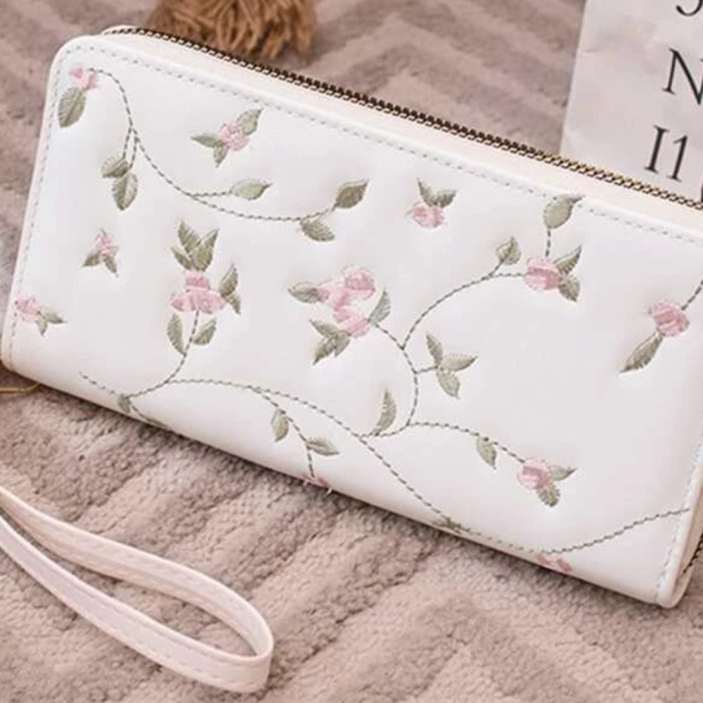 🥳 NWOT FLORAL EMBROIDERED WALLET/WRISTLET